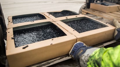 Gjutasfalt som håller på att paketeras.