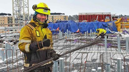 Linus Wahlgren på bygget ger tummen upp.