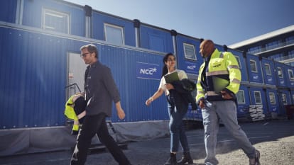 Tre NCC-ansatte på vei til jobb.