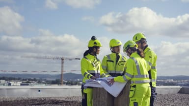 Fyra NCC-medarbetare som diskuterar tillsammans.