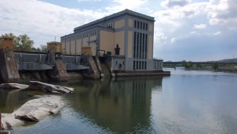 Lilla Edets vattenkraftverk med en vattenspegel.