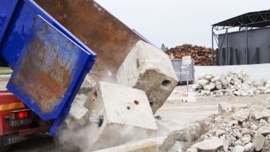 NCC:n kiviainestoimipisteillä Mäntsälän Ohkolassa ja Pornaisissa vastaanotetaan purku- ja ylijäämäbetonia ja kierrätetään sitä uudelleen rakentamisen raaka-aineeksi.