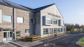 Bild på fasad av skola i Staffanstorp.