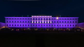 Merikasarmin päärakennus juhlavalaistuksessa