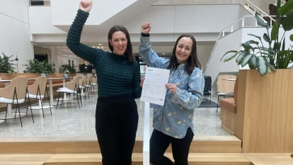 På bildet ser vi miljørådgiver Hilde Alida Hammer og leder for Miljø og Bærekraft i NCC Kayleigh Smith holde BREEAM-sertifikatet mottatt for arbeidet utført ifm. underbygningsarbeider på strekningen Drammen stasjon - Sundhaugen.