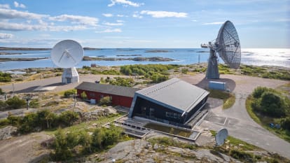 Onsala rymdstation vid vattnet, omgivet av grönska.