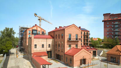 Bild på tegelbyggnad och byggarbetsplats, Spritfabriken i Eslöv.