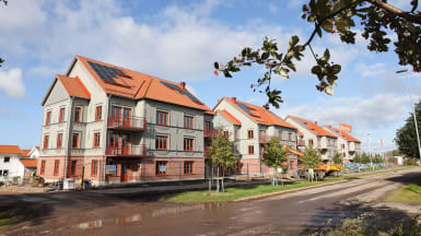 Fasad av blåa och röda hus i Lyngåkra, Halmstad.
