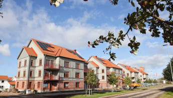 Fasad av blåa och röda hus i Lyngåkra, Halmstad.