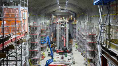 Bild på underjordisk vattenbassäng med gångväg ovanför, Käppalaverket, Stockholm.