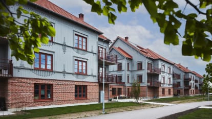 Fasad av blåa och röda hus i Lyngåkra, Halmstad.