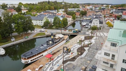 Drönarbild över nya Norrtälje hamn under uppbyggnad, där en båt redan ligger ankrad. Foto: Joakim Kröger