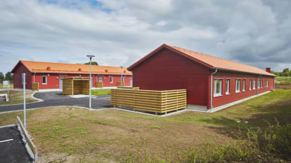 Röda hus omgivna av gräs, LSS-boende, Falkenberg.