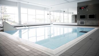 Bild på badhus med pool.