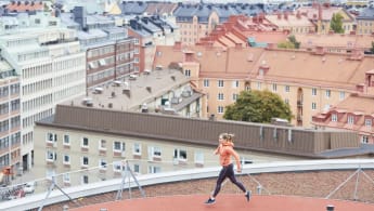 Bild på en kvinna som springer löpspåret ovanför Torsplan 2.