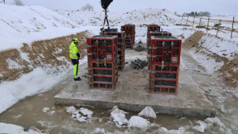 Bild vid linjemontage och fundamentgjutning.