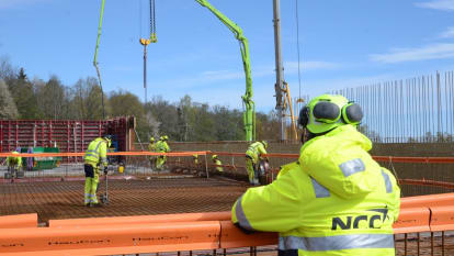 En medarbetare blickar ut över bygget som pågår för nya vattenverket i Häggeberg.