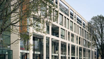 Centralhuset i Göteborg, med stora fönster i olika former som bildar en fasad.