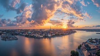 Flygbild i Stockholm över solnedgång. Foto: Adobe
