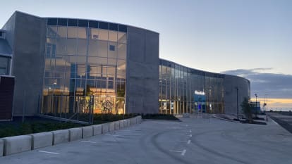 Exteriörbild av reningsverkets runda byggnad med glasvägg i Helsingborg.