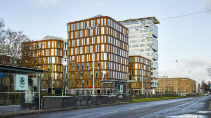 Skiss på nya Skånegatan 1-3, lagd ovanpå en befintlig bild över Skånegatan.