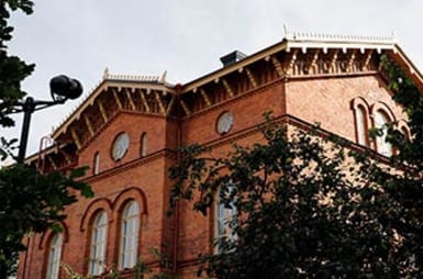 Facade of the Vantaa City museum.