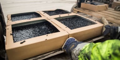 Gjutasfalt som håller på att förpackas.