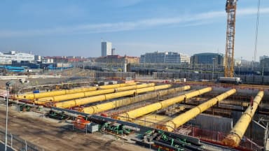 Med slagg från stålindustrin i betongen dras koldioxidutsläppen ner med 45 % i slitsmurarna på E02 Centralen.