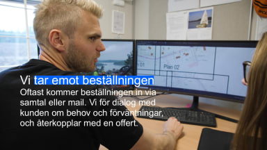 En man framför en dator. Texten på bilden lyder: Vi tar emot beställningen. Oftast kommer beställningen in via samtal eller mail. Vi för dialog med kunden om behov och förväntningar, och återkopplar med en offert.