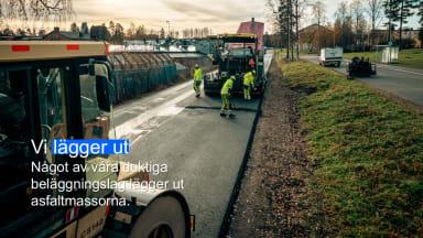 Bilden visar ett asfalteringslag som lägger ut asfalt. I förgrunden ser man ett asfaltfordon. Texten på bilden lyder: Vi lägger ut. Något av våra duktiga beläggningslag lägger ut asfaltmassorna.