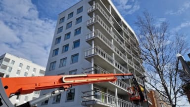 Gunillanpuiston B-talon parvekekaideasennuksia huhtikuussa 2024.