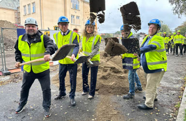 Torsdag 12 september togs det första spadtaget som signalerade byggstart för Ångermanlands nya tingsrätt i gamla folkskoleseminariet i Härnösand. Från vänster; Henrik Fredriksson, vd, Smedjan Samhällsfastigheter AB, Magnus Wiklund, lagman, Ångermanlands Tingsrätt, Lena Fakt, Domstolsverket, Petter Lundqvist, affärsutvecklare, NCC Building Norrland samt Andreas Sjölander, (s), kommunstyrelsens ordförande, Härnösands Kommun.