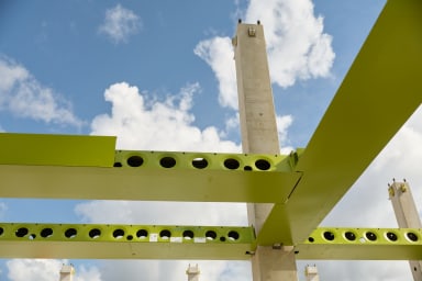 Espoon Kivenlahdessa ontelolaatat ja seinäelementit loksahtelevat paikoilleen.