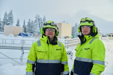 Johannes Robertsson, platschef, NCC Infrastructure leder vägprojektet. Här tillsammans med kollegan Filip Eriksson i januari 2026.