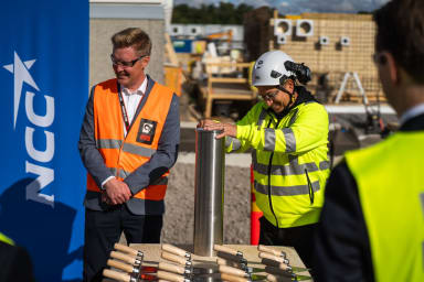 Peruskiven yhteyteen sijoitettuun aikakapseliin tallennettiin hanketta ja nykyhetkeä kuvaavaa materiaalia tuleville sukupolville. Peruskivi aikakapseleineen sijoitetaan uuden toimistorakennuksen perustuksiin.