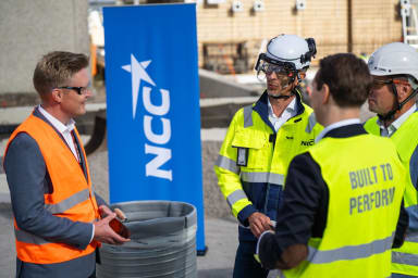 NCC:n yksikönjohtaja Juha Kuokkanen Hiab Raision uudistushankkeen peruskivenmuuraustilaisuudessa 19.8.2026