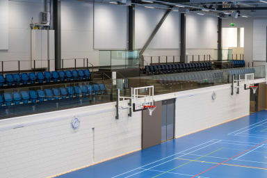 Hallista löytyy muun muassa täysimittainen salibandy- ja futsalkenttä, sulkapallokenttiä, boulderointiseinä, heittolajinurkkaus sekä 40 metrin juoksusuora.