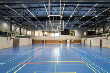 Noin 5 800 neliömetrin Kalevanniemen liikuntahalli on suunniteltu palvelemaan laajasti eri käyttäjäryhmiä. Hallista löytyy muun muassa täysimittainen salibandy- ja futsalkenttä, sulkapallokenttiä, boulderointiseinä, heittolajinurkkaus sekä 40 metrin juoksusuora. Katsomoon mahtuu lähes 270 katsojaa, mikä mahdollistaa myös kilpailujen ja tapahtumien järjestämisen.