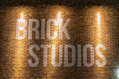 brick studios på vägg