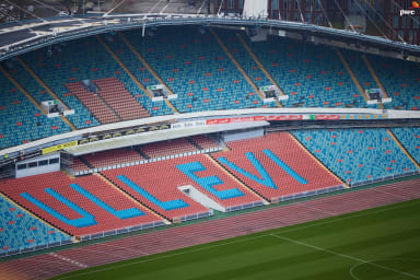 Närbild på Ullevis ena läktarsektion. Blåa och röda stolar skriver ordet Ullevi.