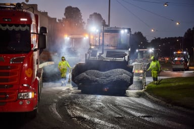 Ovanifrånvy av markexploatering med masinker med flera.