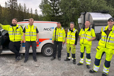 Et asfaltlag fra NCC Industry testet AI-vester i juni 2023.
Fra venstre: Adrian Rønning , Frank Stolpnes, Jøran Damli, Ole Morten Tillerbakk, Arve Flaaskog, Aron Devik. FOTO: NCC