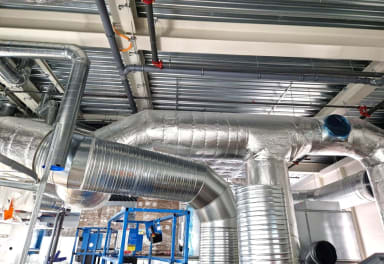 IV-asennuksia konehuoneessa