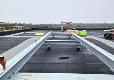 Likimain valmista vesikattoa A-lohkolla