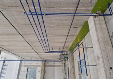 A-lohko 1. krs korkea tila putkiasennuksia