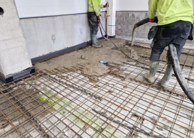 Pintabetonilattian valu konehuoneessa