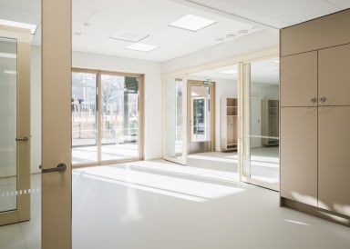 Kirsikkapuiston päiväkodin vielä kalustusta odottavat, valoisat sisätilat muuntuvat monenlaiseen käyttöön.