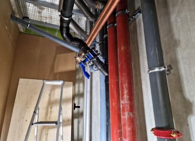 Talotekniikka-asennuksia kuilussa