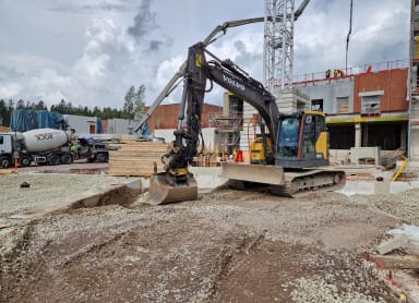 Maanrakennusta B-lohkolla