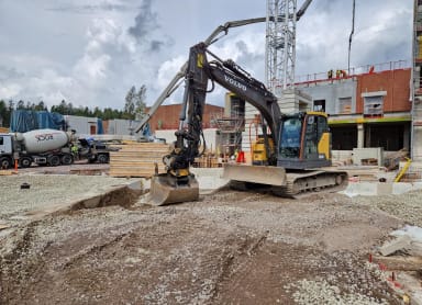 Maanrakennusta B-lohkolla